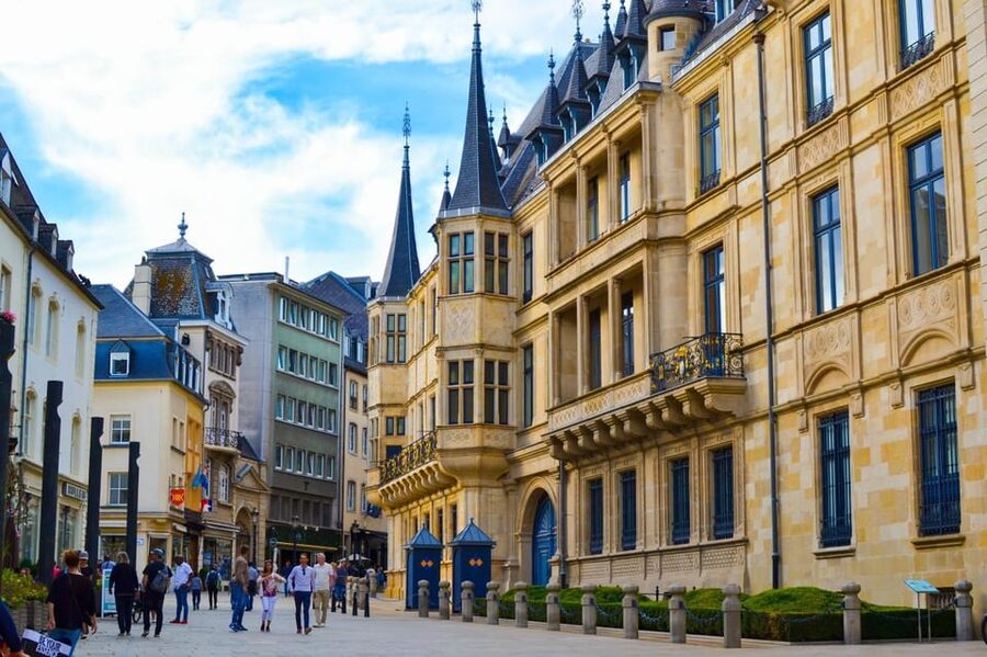 Luxembourg City: The Best of Guided E-Bike Tour in 3 Hours - Guides matter, and the best ones tell stories through the streets