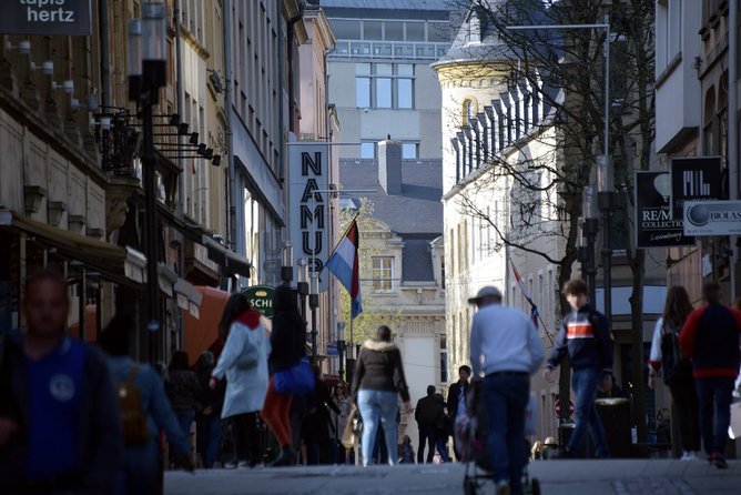 Private airport transfer: from the airport to the city of Luxembourg - Finding Your Driver Fast, With a Name-Board and Mobile Ticket
